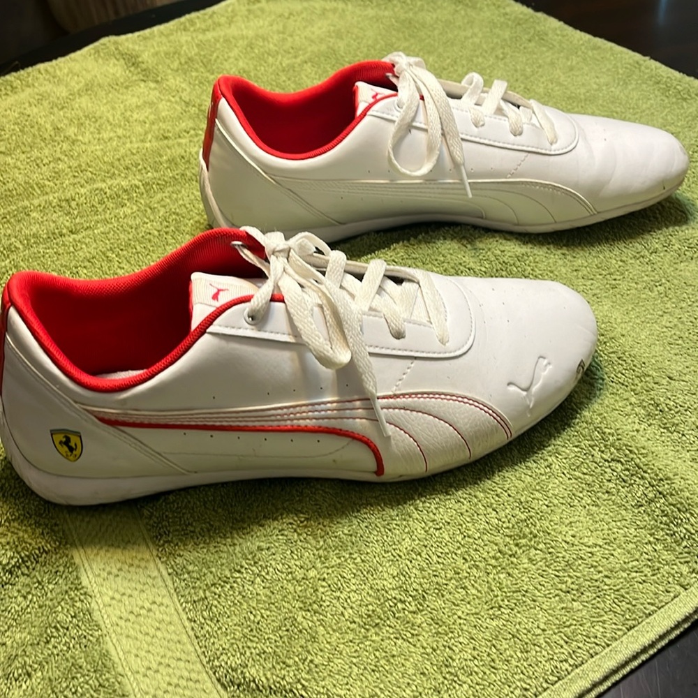 Men’s White Puma Ferrari tennis shoes.